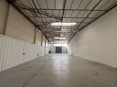 location local d'activités 813 m²