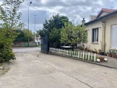 location local d'activités 870 m²