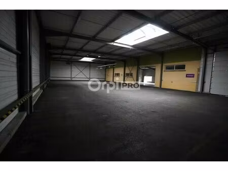 location local d'activités 827 m²