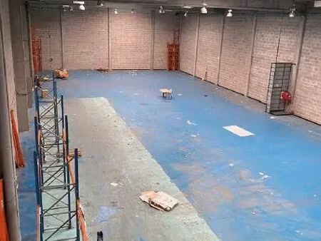 location local d'activités 555 m²