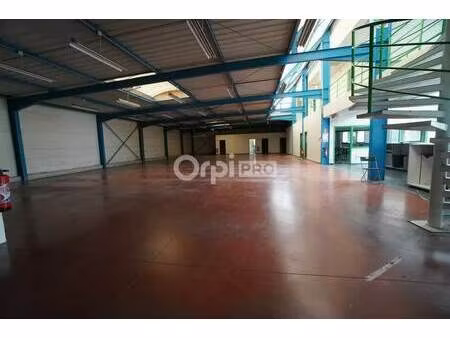 location local d'activités 926 m²