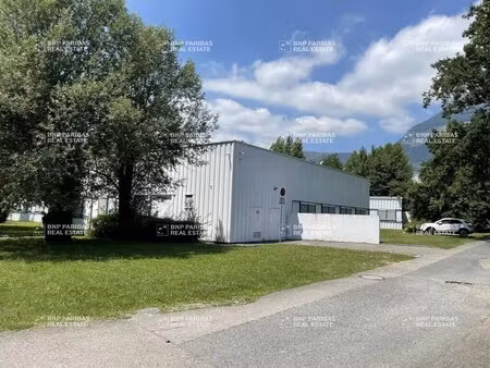 location local d'activités 563 m² à 1 560 m²