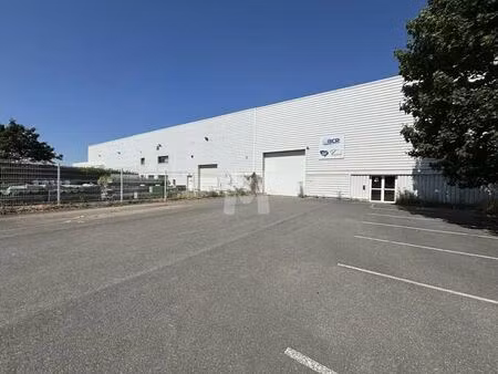 location local d'activités 1 100 m²