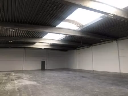location local d'activités 699 m²