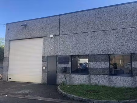 location local d'activités 445 m² à 890 m²