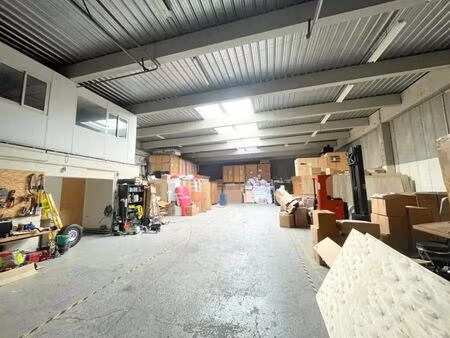 location local d'activités 615 m²