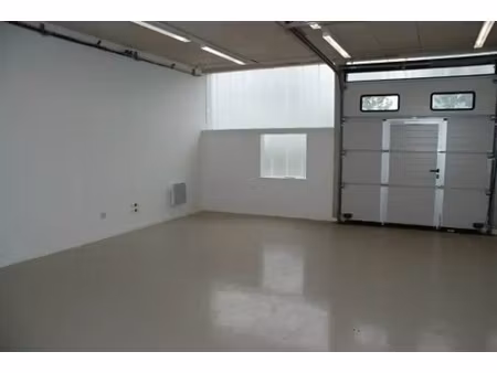 location local d'activités 75 m²
