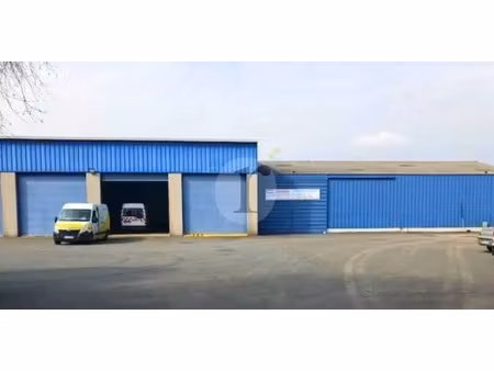 location local d'activités 814 m²