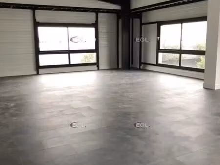 location local d'activités 226 m²