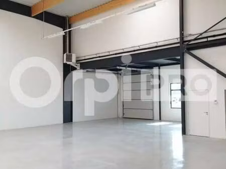 location local d'activités 297 m²