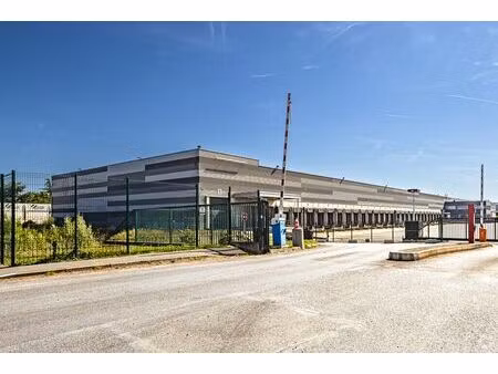 location entrepôt 14 560 m²