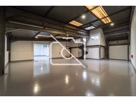 location entrepôt 210 m²
