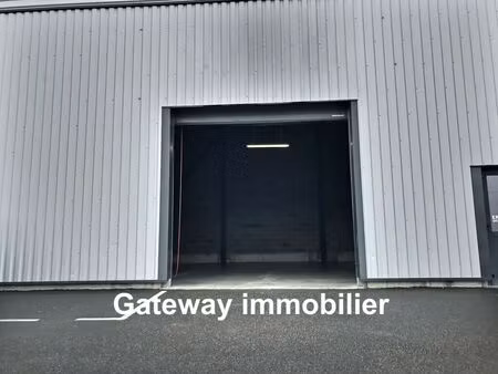 location entrepôt 210 m²