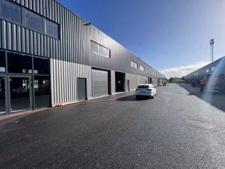 location local d'activités 209 m² à 7 370 m²