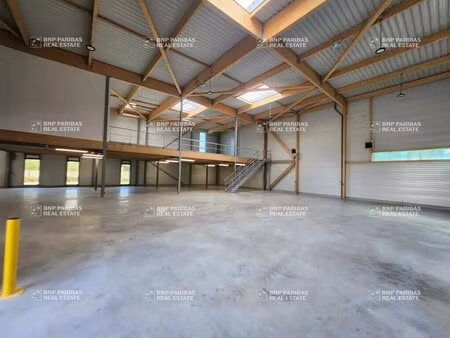 location local d'activités 782 m²