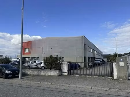 location local d'activités 1 051 m²
