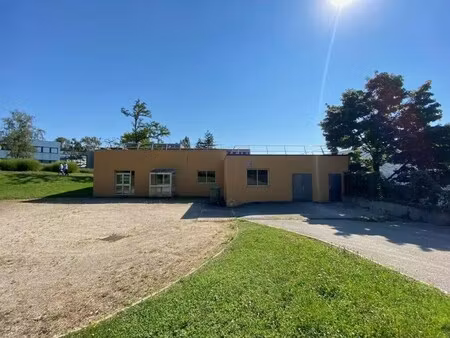 location local d'activités 677 m²