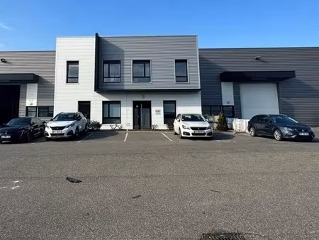location local d'activités 231 m²