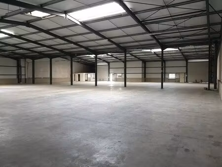 location local d'activités 840 m² à 2 400 m²