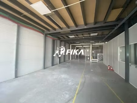 location local d'activités 834 m²