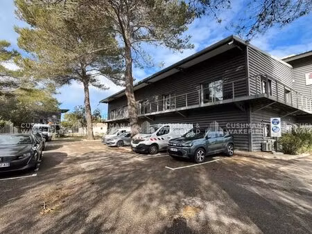 location local d’activités signes 83870 1455m²