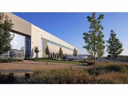location entrepôt 13 699 m²