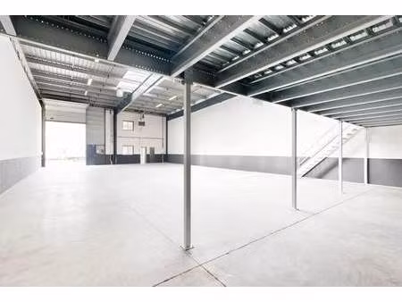 location local d'activités 777 m²