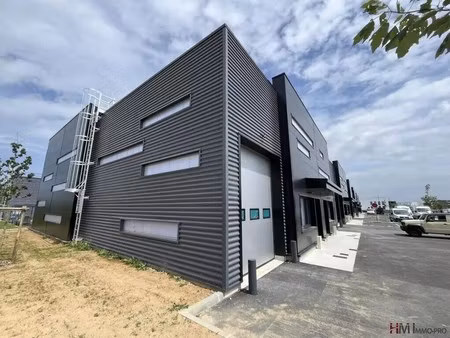 location local d'activités 383 m²