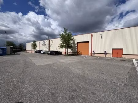 location local d'activités 1 215 m²