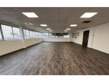 location local d'activités 250 m²