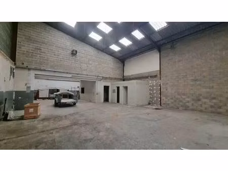 location local d'activités 81 m² à 923 m²