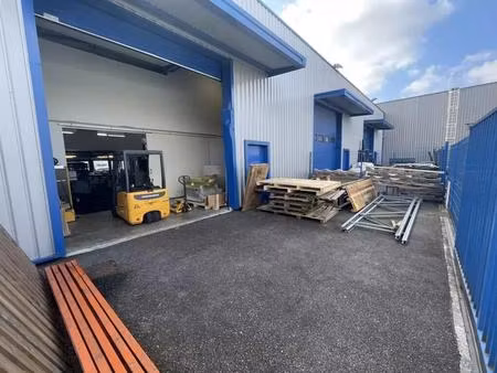 location local d'activités 250 m²