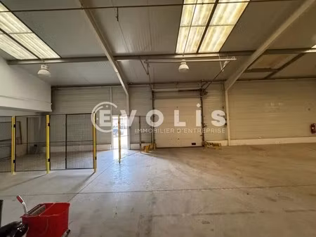location local d'activités 830 m²