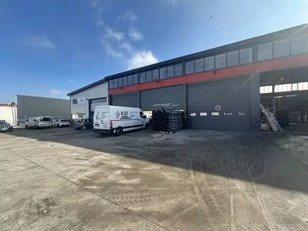 location local d'activités 310 m²