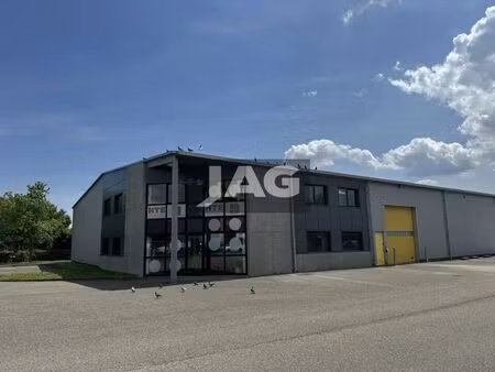 location local d'activités 890 m²