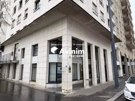 location commerce montigny le bretonneux 78180 221m²