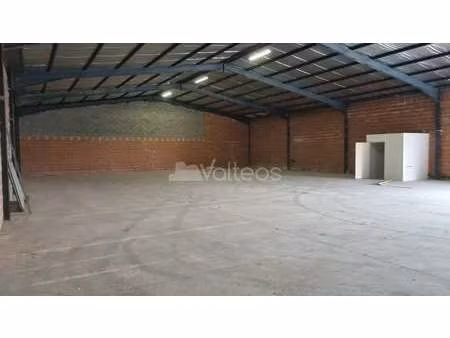 location local d'activités 590 m²