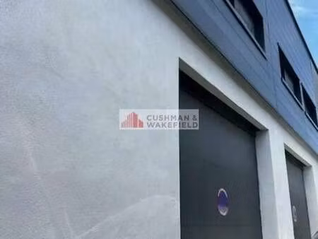 location local d'activités 146 m² à 304 m²