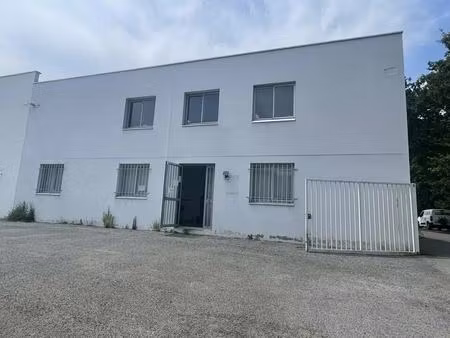 location local d'activités 384 m²