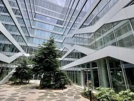 location bureaux 76 m² à 27 665 m²