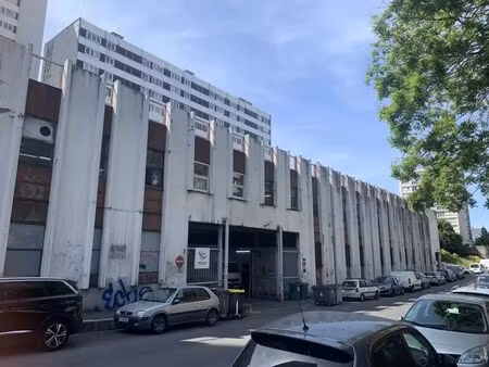 location local d'activités 631 m²