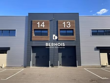 location local d'activités 301 m²