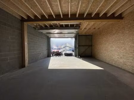 location local d'activités 200 m²