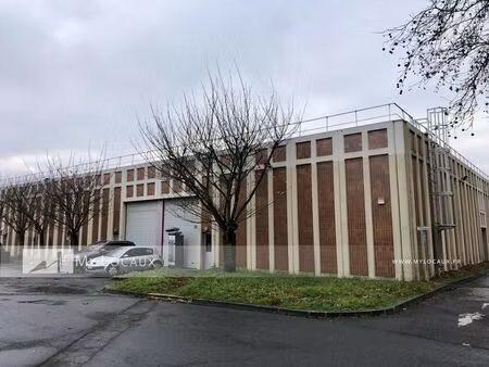 location local d'activités 815 m²