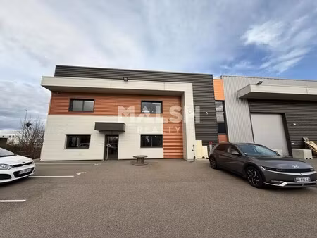 location local d'activités 841 m²