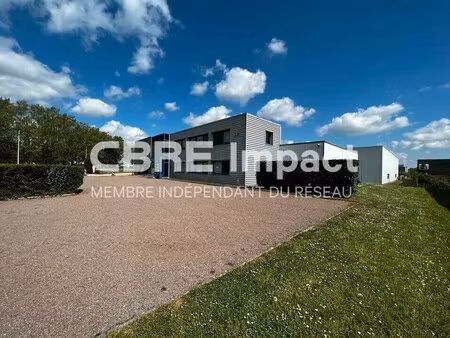 location local d'activités 918 m²