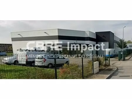 location local d'activités 1 323 m²