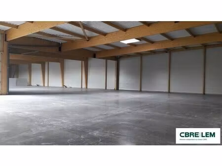 location local d'activités 300 m² à 3 895 m²
