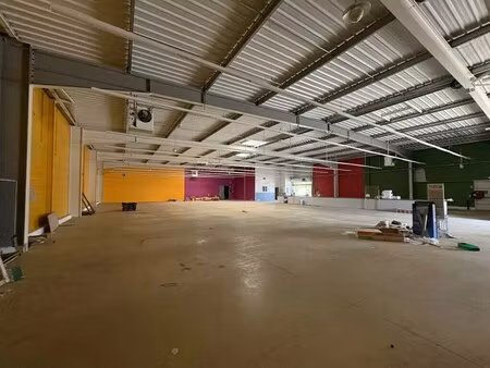 location commerce 1 079 m²