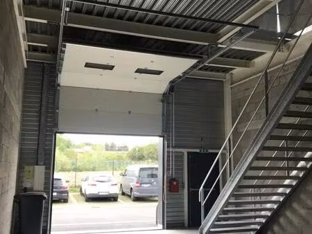 location entrepôt 110 m² à 3 322 m²